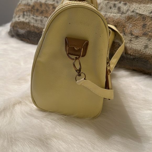Cream purse. No Brand tag. - Picture 5 of 16